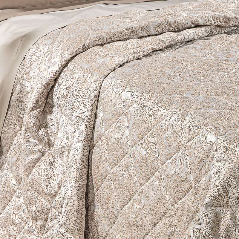 Trapuntino matrimoniale Caleffi Dorata, in elegante raso jacquard.La trapunta primaverile Dorata è caratterizzata da una fantasia tono su tono, nella variante di colore ambra