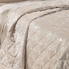 Trapuntino matrimoniale Caleffi Dorata, in elegante raso jacquard.La trapunta primaverile Dorata è caratterizzata da una fantasia tono su tono, nella variante di colore ambra