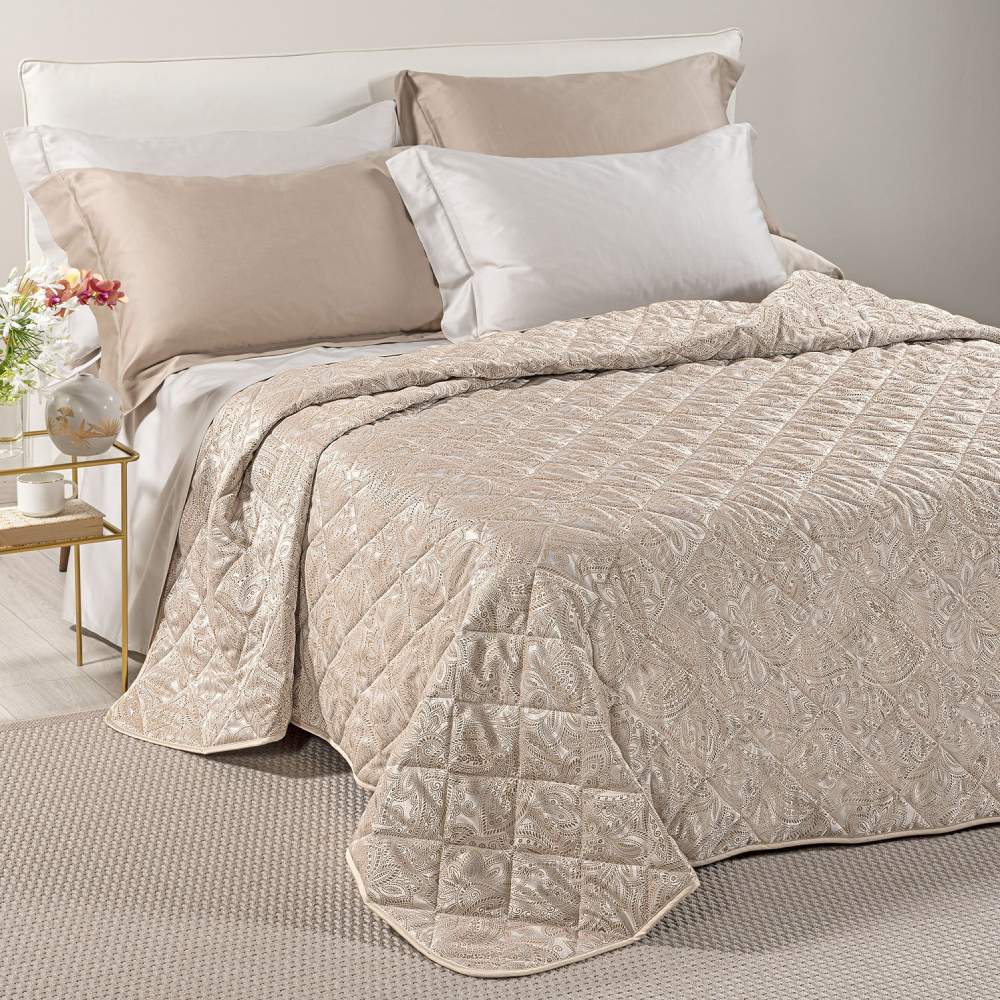 Trapuntino matrimoniale Caleffi Dorata, in elegante raso jacquard.La trapunta primaverile Dorata è caratterizzata da una fantasia tono su tono, nella variante di colore ambra