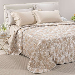 Trapuntino matrimoniale Caleffi Fioralba, in elegante raso jacquard.La trapunta primaverile Fioralba presenta una delicata fantasia floreale tono su tono. Colore tortora con venature bronzo/dorato.