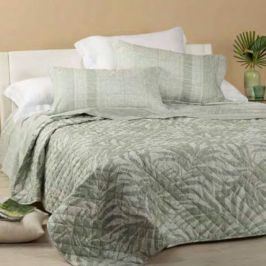 Trapuntino matrimoniale Caleffi Green in puro cotone. Fantasia che unisce il tema floreale a un design geometrico, con lussureggianti foglie su fondo caratterizzato da righe fitte e sottili.  colore giada verde.