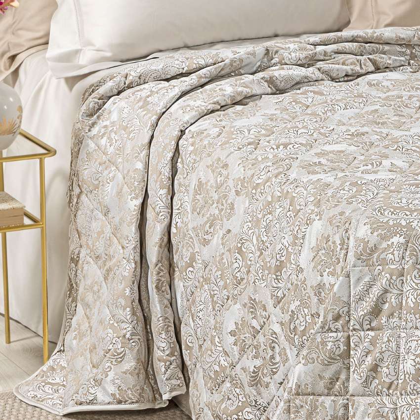 Trapuntino matrimoniale Caleffi Mida, in elegante raso jacquard.La trapunta primaverile Mida presenta una fantasia dallo stile classico, nella variante di colore naturale (tortora)