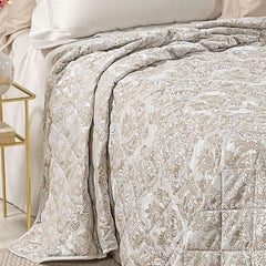 Trapuntino matrimoniale Caleffi Mida, in elegante raso jacquard.La trapunta primaverile Mida presenta una fantasia dallo stile classico, nella variante di colore naturale (tortora)