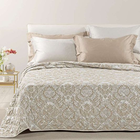 Trapuntino matrimoniale Caleffi Mida, in elegante raso jacquard.La trapunta primaverile Mida presenta una fantasia dallo stile classico, nella variante di colore naturale (tortora)
