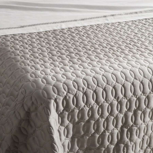 Trapuntino matrimoniale Roma Caleffi in raso di puro cotone. Variante di colore grigio argento. Trapunta primaverile con particolare trapuntatura a cerchi che si intersecano.