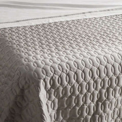 Trapuntino matrimoniale Roma Caleffi in raso di puro cotone. Variante di colore grigio argento. Trapunta primaverile con particolare trapuntatura a cerchi che si intersecano.