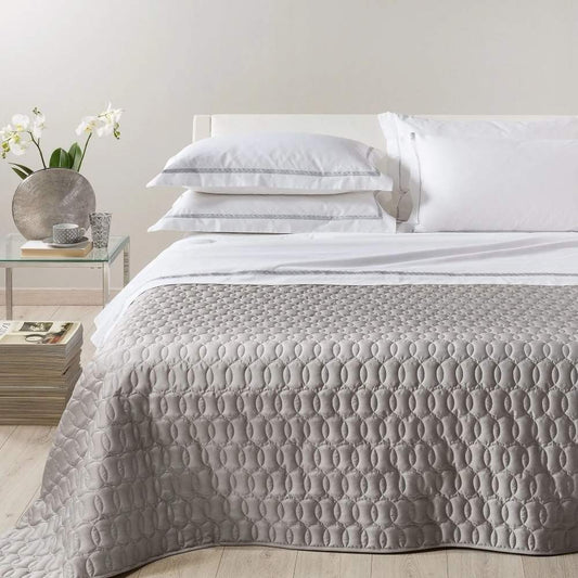 Trapuntino matrimoniale Roma Caleffi in raso di puro cotone. Variante di colore grigio argento. Trapunta primaverile con particolare trapuntatura a cerchi che si intersecano.