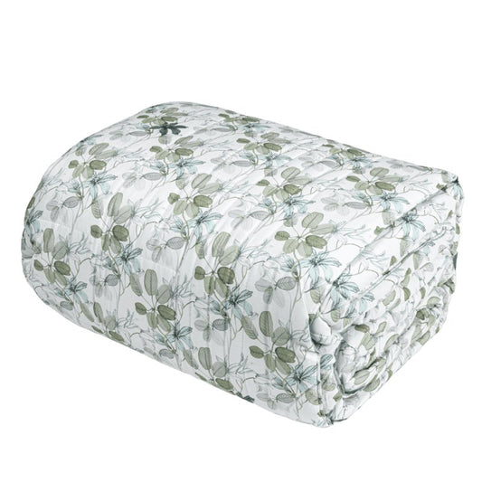 Trapuntino matrimoniale Palazzina Liberty, della linea Fazzini Atelier, in percalle di puro cotone. La fantasia del quilt Palazzina Liberty porta in camera da letto la freschezza della fioritura primaverile: i petali si intrecciano alle foglie, dando vita a una fantasia sulle tonalità delicate del verde salvia. Trapunta primaverile variante celadon verde
