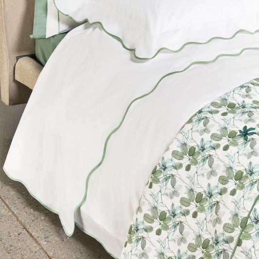 Trapuntino matrimoniale Palazzina Liberty, della linea Fazzini Atelier, in percalle di puro cotone. La fantasia del quilt Palazzina Liberty porta in camera da letto la freschezza della fioritura primaverile: i petali si intrecciano alle foglie, dando vita a una fantasia sulle tonalità delicate del verde salvia