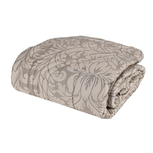 Trapuntino matrimoniale Novecento, della linea Fazzini Atelier, in prezioso raso di puro cotone. La fantasia del quilt Novecento è ispirata ai tessuti damasco. Il disegno nelle tonalità del grigio e del beige è caratterizzato da una stampa vibrante che alterna superfici perlescenti e dettagli calcati. Trapunta primaverile colore torrone tortora