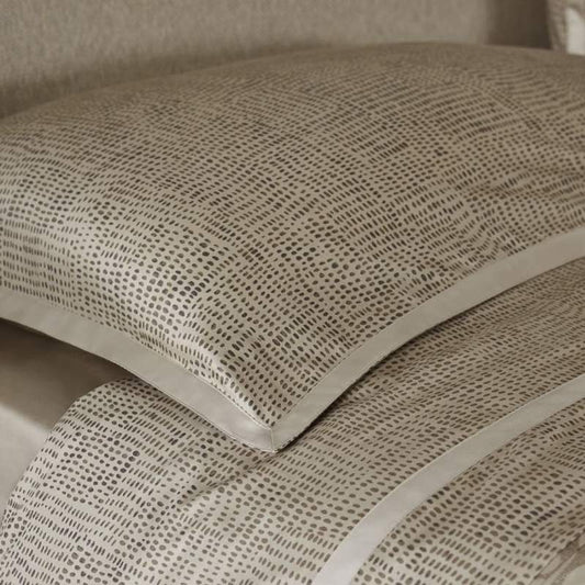 Trapuntino matrimoniale Pirellone, della linea Fazzini Atelier, in raso di puro cotone. La fantasia minimal dall'effetto traslucido del quilt Pirellone rivela una texture chiaramente contemporanea, che nella camera da letto diventa importante elemento di arredo. La trapunta primaverile Pirellone è trapuntata a capo e rifinita a mano con due angoli sagomati che la adattano perfettamente agli angoli del letto