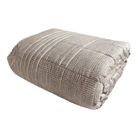 Trapuntino matrimoniale Pirellone, della linea Fazzini Atelier, in raso di puro cotone. La fantasia minimal dall'effetto traslucido del quilt Pirellone rivela una texture chiaramente contemporanea, che nella camera da letto diventa importante elemento di arredo. La trapunta primaverile Pirellone è trapuntata a capo e rifinita a mano con due angoli sagomati che la adattano perfettamente agli angoli del letto