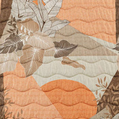 Trapunta primaverile Caleffi Rick in microfibra, per letto matrimoniale. La trapunta primaverile Rick presenta una fantasia moderna che è un interessante mix tra geometrico e floreale. dettaglio fantasia. colore ambra arancio