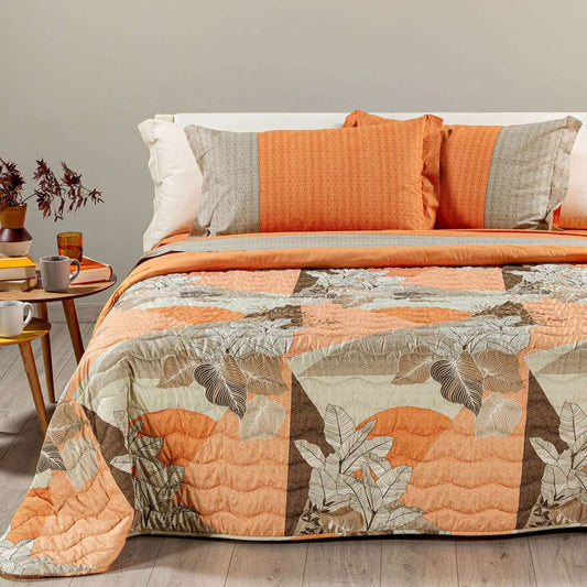 Trapunta primaverile Caleffi Rick in microfibra, per letto matrimoniale. La trapunta primaverile Rick presenta una fantasia moderna che è un interessante mix tra geometrico e floreale. Colore ambra arancione