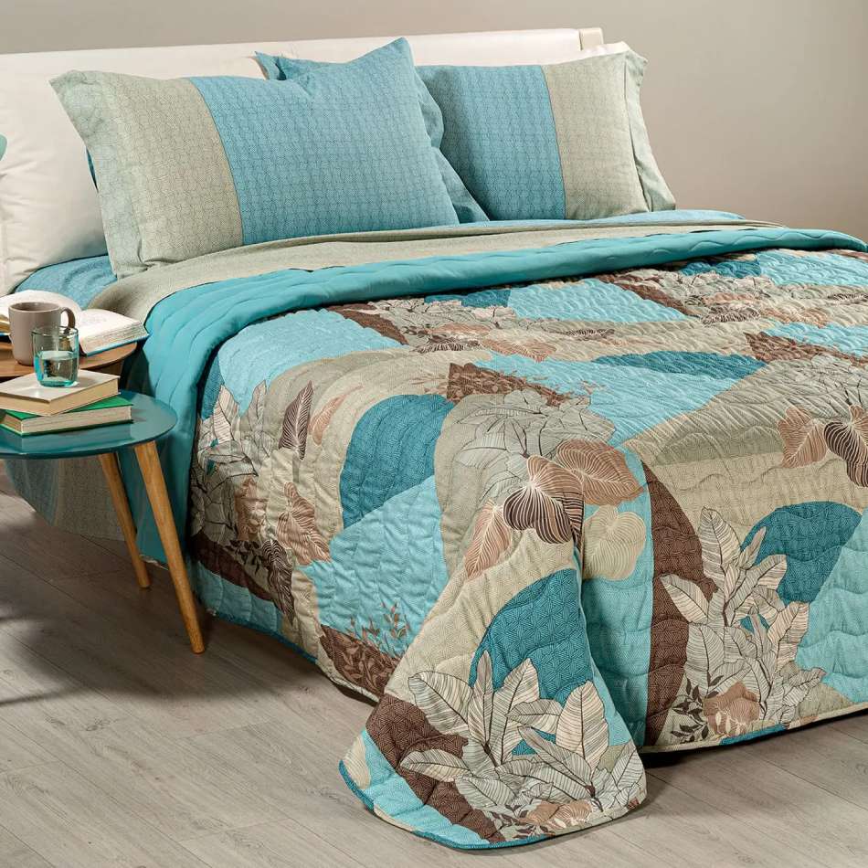 Trapunta primaverile Caleffi Rick in microfibra, per letto matrimoniale. La trapunta primaverile Rick presenta una fantasia moderna che è un interessante mix tra geometrico e floreale. Colore anice verde acqua