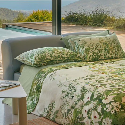 trapuntino nara fazzini fantasia botanica, con foglie verdi e con fiori bianchi.