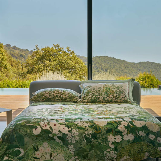 trapuntino nara fazzini fantasia botanica, con foglie verdi e con fiori bianchi.