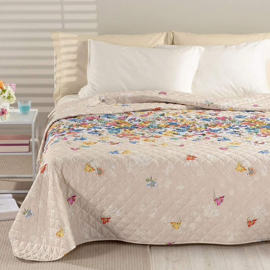 Trapuntino matrimoniale Caleffi Serra in puro cotone con stampa digitale. La trapunta primaverile Serra presenta una particolare fantasia floreale, con una grande fascia di fiori dai colori vivaci su su un fondo beige chiaro