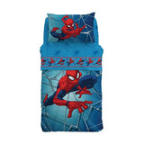 Trapuntino Caleffi Spiderman Force in puro cotone per letto a una piazza. Fantasia piazzata, con una grande immagine di Spiderman a centro letto, su fondo azzurro. Fantasia per bambino o ragazzo
