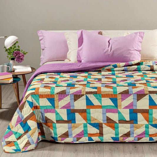 Trapuntino Caleffi Tuxedo in morbida microfibra. Fantasia allegra e moderna con varie forme geometriche colorate, nella variante multicolor. Disponibile nella misura per letto singolo, piazza e mezza e matrimoniale. La trapunta primaverile Tuxedo è perfetto per essere utilizzato nelle serate primaverili e autunnali.