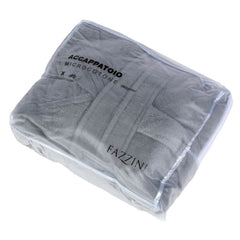 Accappatoio leggero da viaggio con cappuccio Fazzini Travel, in microspugna di puro cotone. Peso 260 g/mq. Colore piombo/grigio. Dettaglio confezione di volume ridotto..