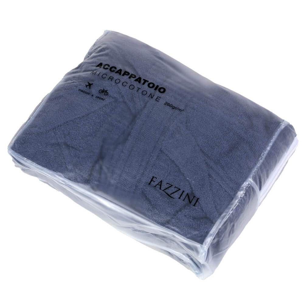 Accappatoio leggero da viaggio con cappuccio Fazzini Travel, in microspugna di puro cotone. Peso 260 g/mq. Colore quetzal/blu. Dettaglio confezione.