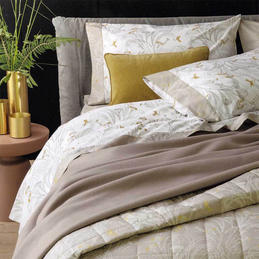 Completo lenzuola matrimoniale in flanella di cotone Fazzini Polline. Fantasia floreale su fondo bianco e beige.