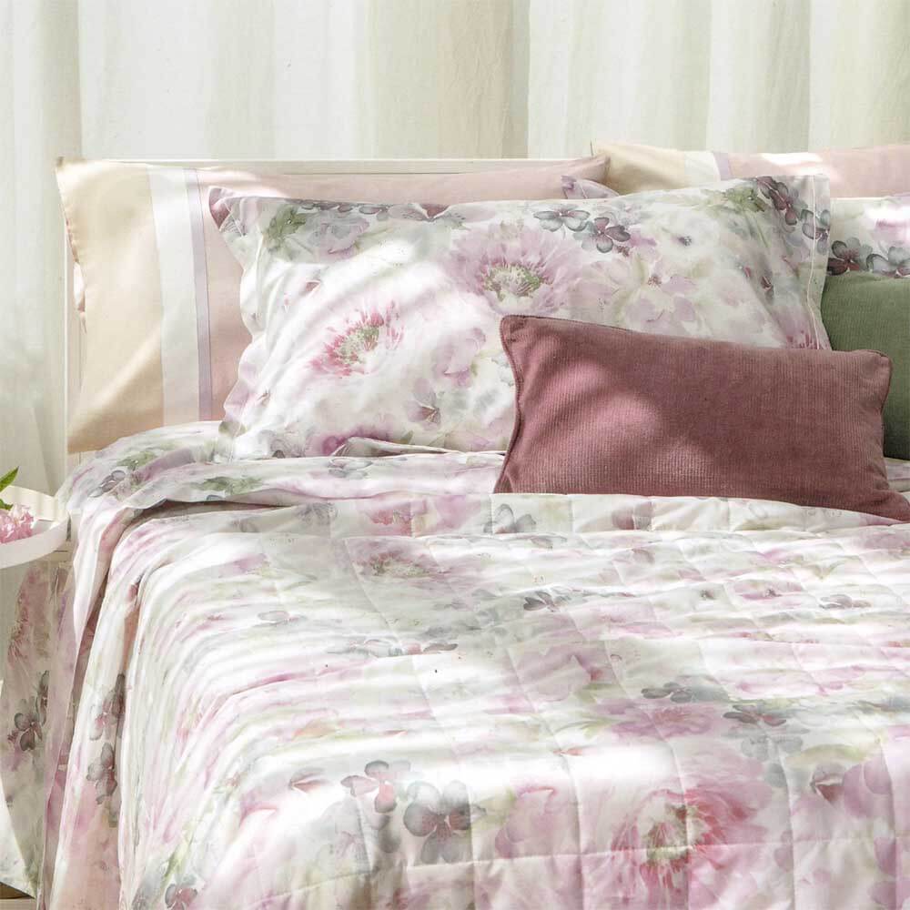 Completo lenzuola matrimoniale Fazzini Soft in flanella di puro cotone.  Il completo lenzuola Soft è in tinta unita e ha due varianti di colore: verde e rosa. Le federe e la balza del lenzuolo di sopra presentano tre fascette di larghezza crescente di colore diverso rispetto al resto del completo. colore rosa