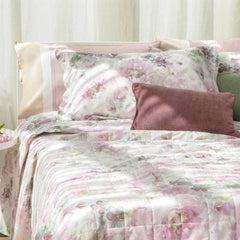 Completo lenzuola matrimoniale Fazzini Soft in flanella di puro cotone.  Il completo lenzuola Soft è in tinta unita e ha due varianti di colore: verde e rosa. Le federe e la balza del lenzuolo di sopra presentano tre fascette di larghezza crescente di colore diverso rispetto al resto del completo. colore rosa