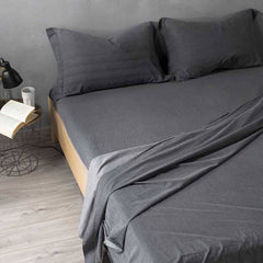 Completo lenzuola matrimoniale Caleffi Jeans in morbido cotone tinta unita. Il completo lenzuola Jeans è dotato di un look giovanile e moderno. Colore grigio antracite.