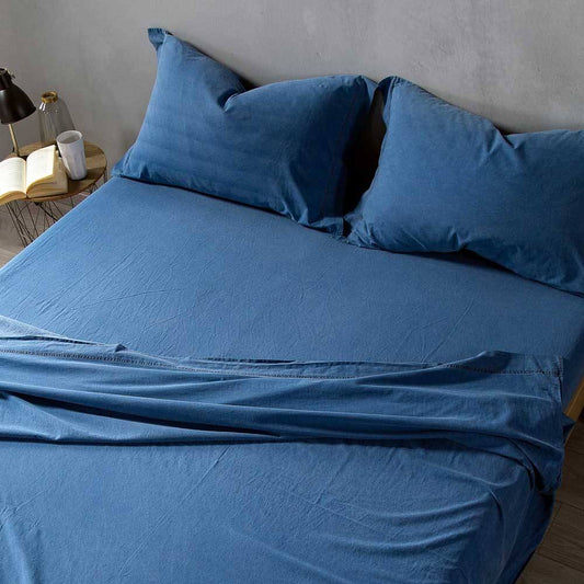 Completo lenzuola matrimoniale Caleffi Jeans in morbido cotone tinta unita.  Il completo lenzuola Jeans è dotato di un look giovanile e moderno.  Colore blu.