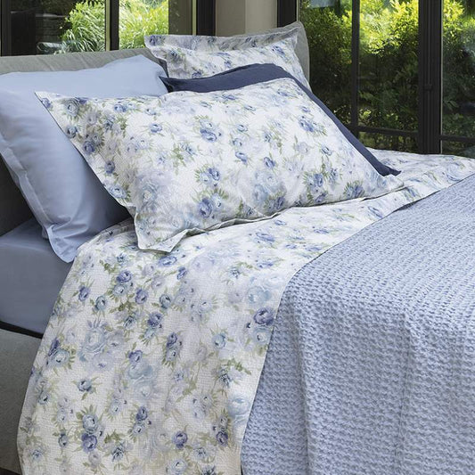 Completo lenzuola matrimoniale Fazzini Botanical, in puro cotone di ottima qualità.  Il completo lenzuola Botanical presenta una delicata fantasia floreale sulle federe e sul lenzuolo di sopra. Il lenzuolo inferiore con angoli invece è in tinta unita. Colore azzurro
