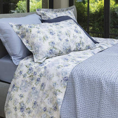 Completo lenzuola matrimoniale Fazzini Botanical, in puro cotone di ottima qualità.  Il completo lenzuola Botanical presenta una delicata fantasia floreale sulle federe e sul lenzuolo di sopra. Il lenzuolo inferiore con angoli invece è in tinta unita. Colore azzurro