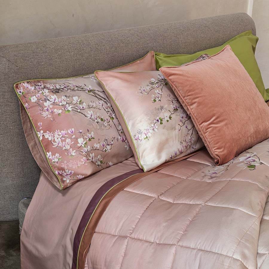 Completo lenzuola matrimoniale Fazzini Panta Rei in percalle e raso di puro cotone. Fantasia floreale rosa.