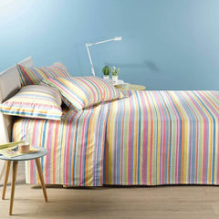 Coperta estiva matrimoniale Palm Beach di Caleffi, in piquet di puro cotone. Copriletto  leggero con fantasia rigata multicolore.