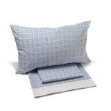 Completo lenzuola Caleffi Gil in puro cotone. Disponibile nella misura per letto singolo e matrimoniale. Fantasia geometrica colore blu