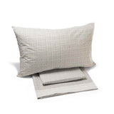 Completo lenzuola Caleffi Gil in puro cotone. Disponibile nella misura per letto singolo e matrimoniale. Fantasia geometrica colore grigio.