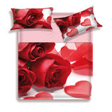 Lenzuolo copriletto matrimoniale Coeur di Miss Terry - Biancaluna in puro cotone. Romantica fantasia floreale con stampa digitale di alta qualità. Rose rosse e cuori. Lenzuolo con angoli rosa.