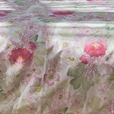 Completo lenzuola matrimoniale Fazzini Bovindo in cotone. Fantasia  floreale con rose colore rosso e rosa. Dettaglio fantasia.