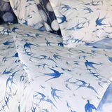 Lenzuolo matrimoniale Blow Rondini tessitura toscana in raso di cotone bianco azzurro