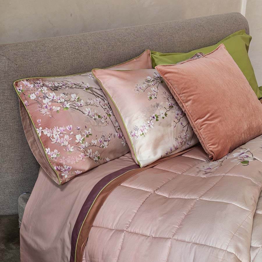 Trapunta piumone invernale matrimoniale Fazzini Panta Rei in raso di puro cotone. Fantasia floreale colore rosa.
