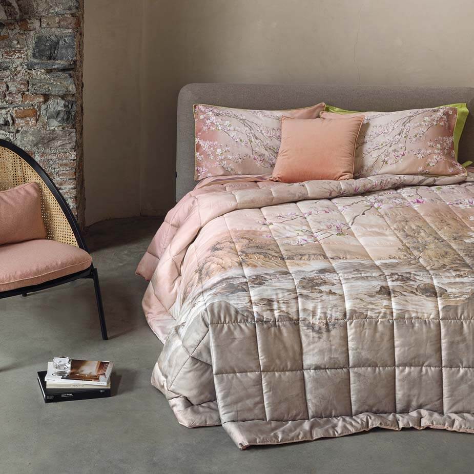 Trapunta piumone invernale matrimoniale Fazzini Panta Rei in raso di puro cotone. Fantasia floreale colore rosa.