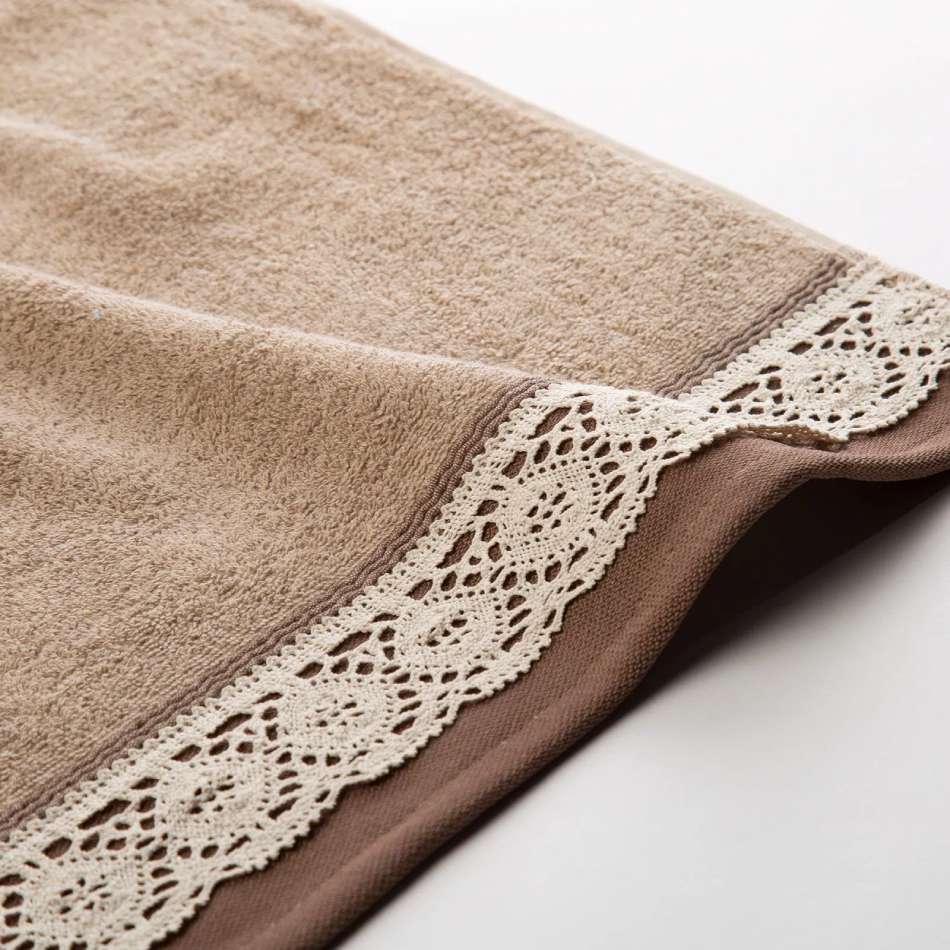 Il Telo Bagno Caleffi Sofy è in morbida spugna di puro cotone ed è impreziosito dal particolare bordo in pizzo.. Misura 100x150 cm. Colore naturale tortora