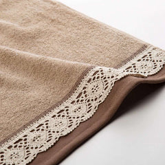 Il Telo Bagno Caleffi Sofy è in morbida spugna di puro cotone ed è impreziosito dal particolare bordo in pizzo.. Misura 100x150 cm. Colore naturale tortora