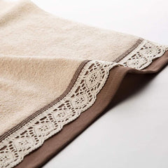 Il Telo Bagno Caleffi Sofy è in morbida spugna di puro cotone ed è impreziosito dal particolare bordo in pizzo.. Misura 100x150 cm. Colore panna beige