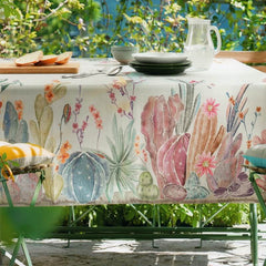 Tovaglia Gabel Cancun in panama di puro cotone con stampa digitale. Fantasia floreale con cactus di vari colori. Disponibile nella misura rettangolare, quadrata o rotonda.