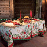 Tovaglia natale La Table au Noel di Tessitura Toscana Telerie. In puro lino. Fantasia natalizia con sfere colorate e bordo rosso e verde. Misura per 12 persone 170x270 cm