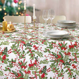 Tovaglia natalizia Holly di Gabel. Stampa digitale su panama di puro cotone.  Fantasia su fondo bianco, con foglie verdi e bacche rosse che richiamano i colori tipici del Natale.