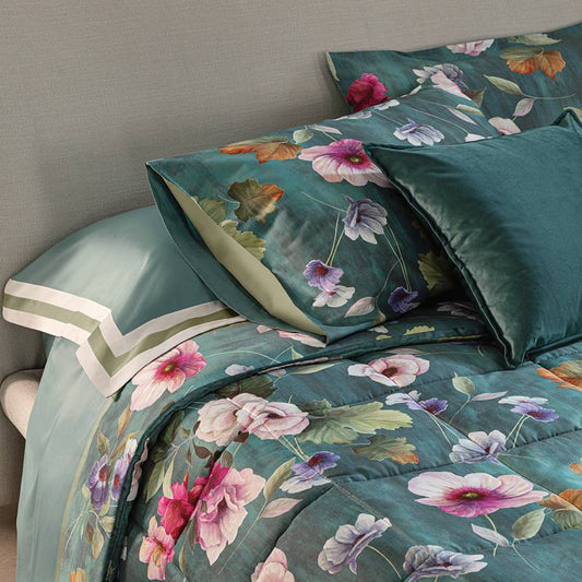 Trapunta invernale matrimoniale Fazzini Velvet in raso di puro cotone. Piumone con fiori rosa e azzurri su fondo verde petrolio