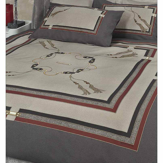 Trapuntino matrimoniale Ascot Borbonese in raso di puro cotone stampato.  La trapunta primaverile Ascot è caratterizzata dalla tipica stampa Borbonese a occhio di pernice color beige, incorniciata da diverse fasce color piombo e bordeaux. Perfetto sia per camere da letto moderne che tradizionali.
